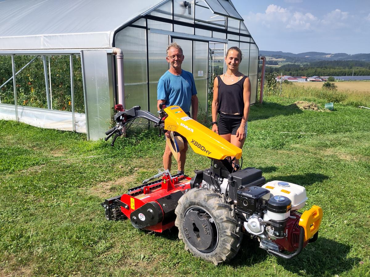Josef und Lena Fischl freuen sich über die angeschaffte Fräse