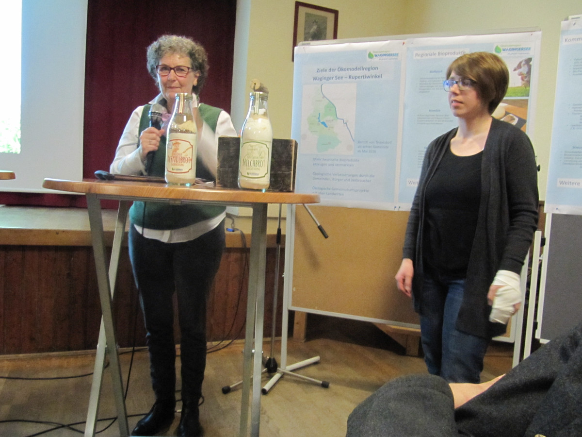 Bärbel Forster (links) wies darauf hin, dass auch die Teisendorfer Lehrer ihre Kinder für Bio und die Ökomodellregion begeistern können.