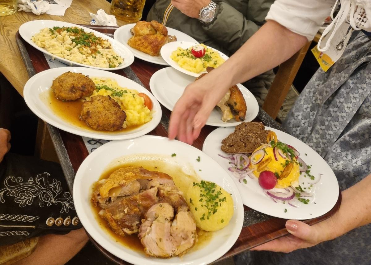 Essen auf Tablett im Festzelt