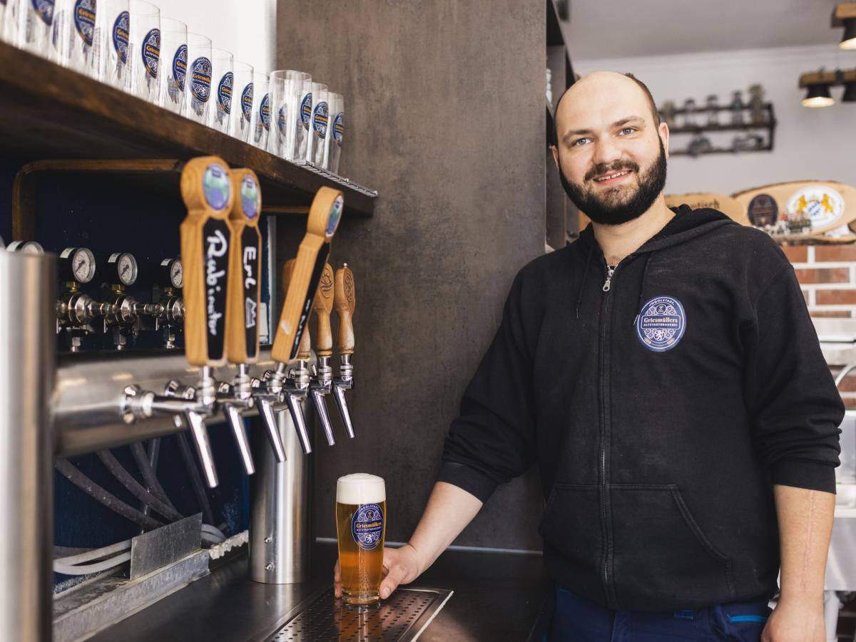 Der Brauer Franz Rottenkolber steht an der Zapfanlage für das Bier