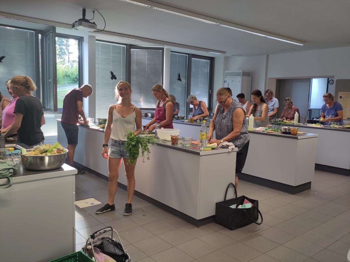 Lena Fischl mit Kursteilnehmerinnen beim Fermentieren