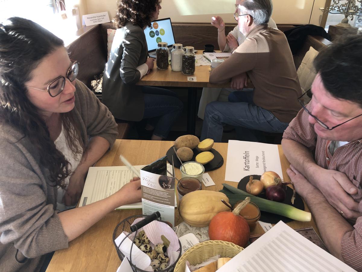 Direktvermarkterin Julia Seitz im Gespräch mit Küchenchef Robert Seitz.