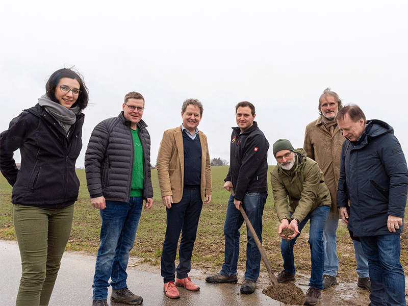 Gruppenfoto mit den Akteuren aus Versuchslandwirten, der Stadt Burghausen, der TU München, dem BUND Naturschutz Burghausen und der Öko-Modellregion Inn-Salzach