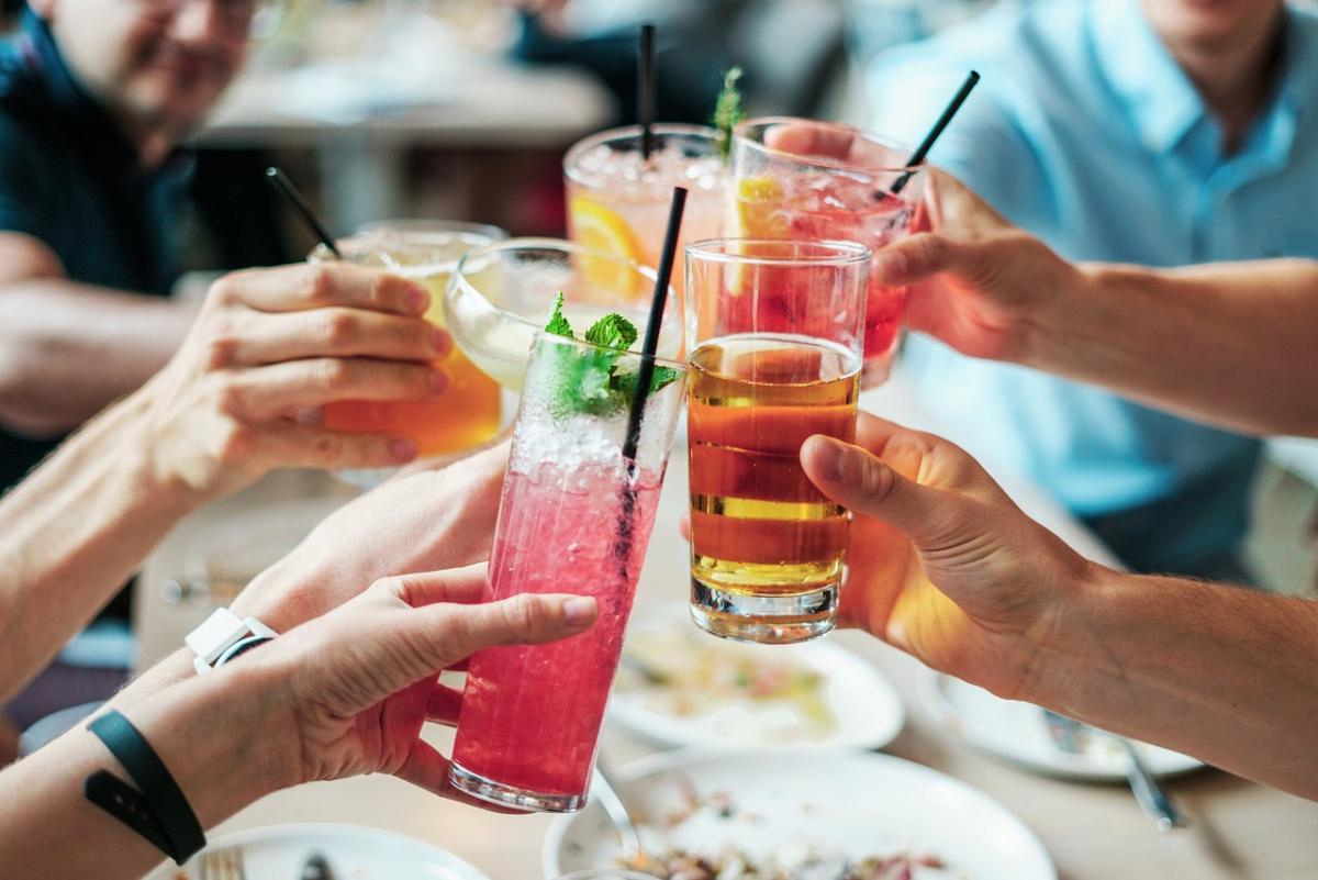 Anstoßen mit Cocktails