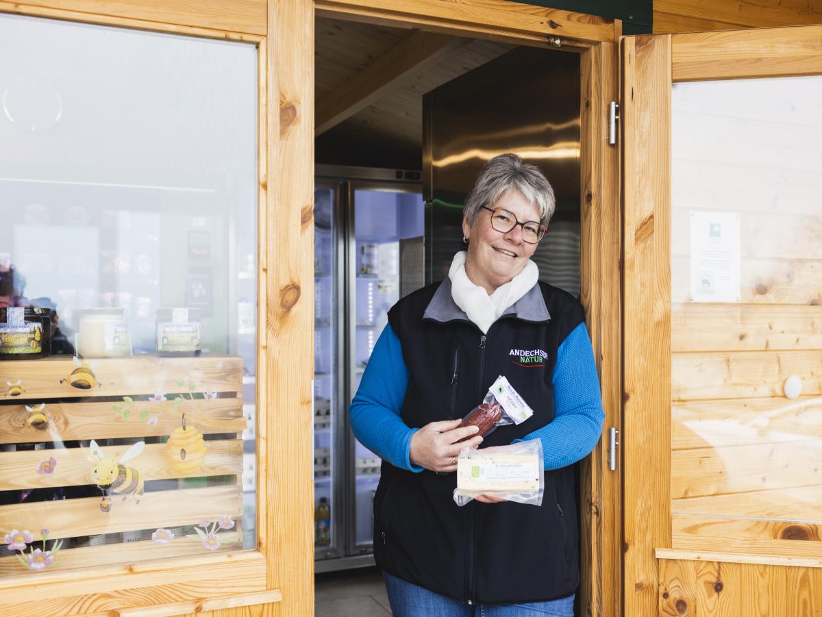 Im hofeigenen „Schmankerlladl“ von Hans und Sabine Mayer aus Taching gibt es frische Milch aus der Bio-Milchtankstelle und portioniertes Biofleisch vom Hof.