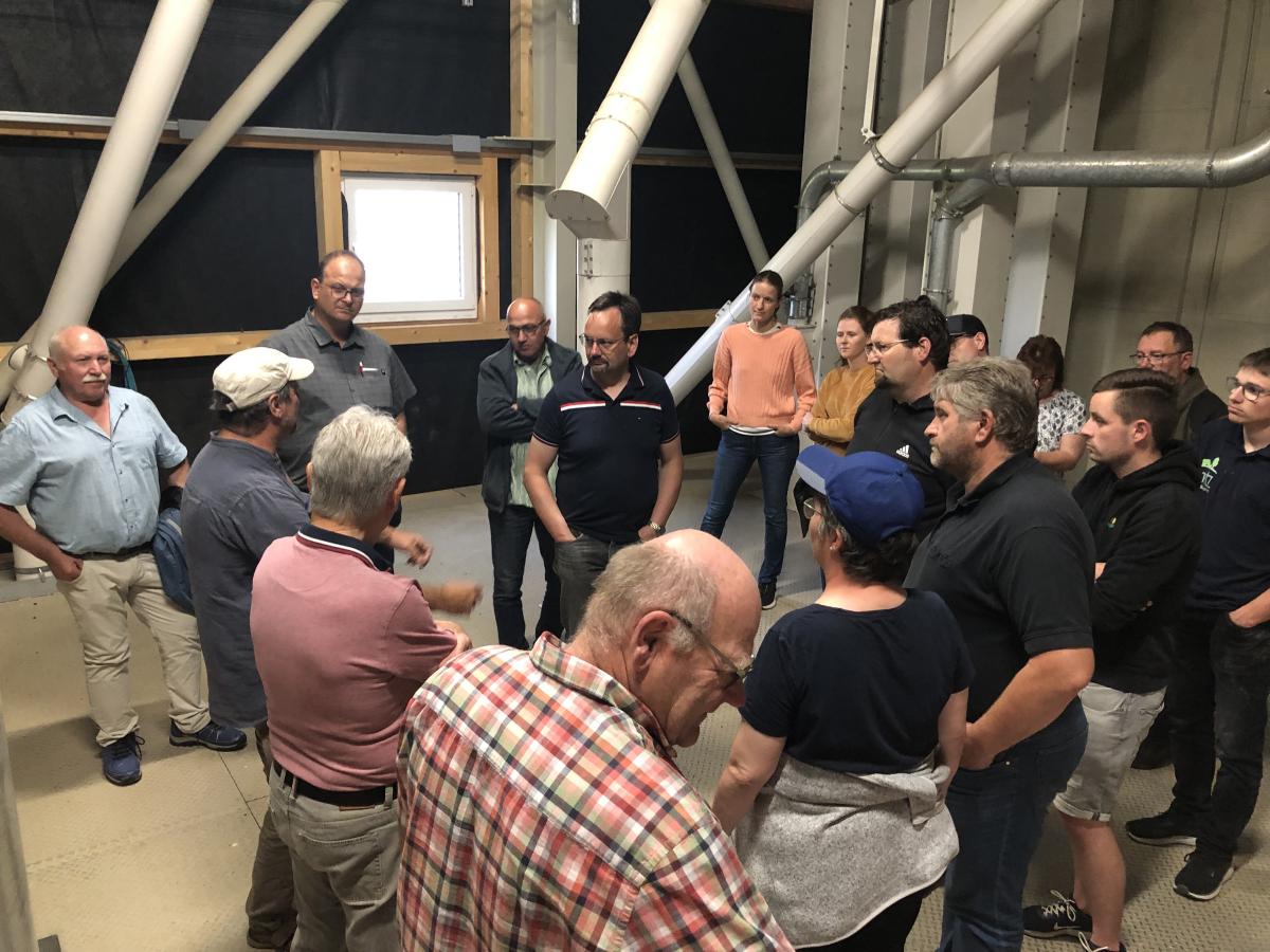 Bio-Landwirte informierten sich über Technik, Abläufe und Vermarktungsmöglichkeiten im Bio-Lagerhaus für Druschfrüchte in Harenzhofen.