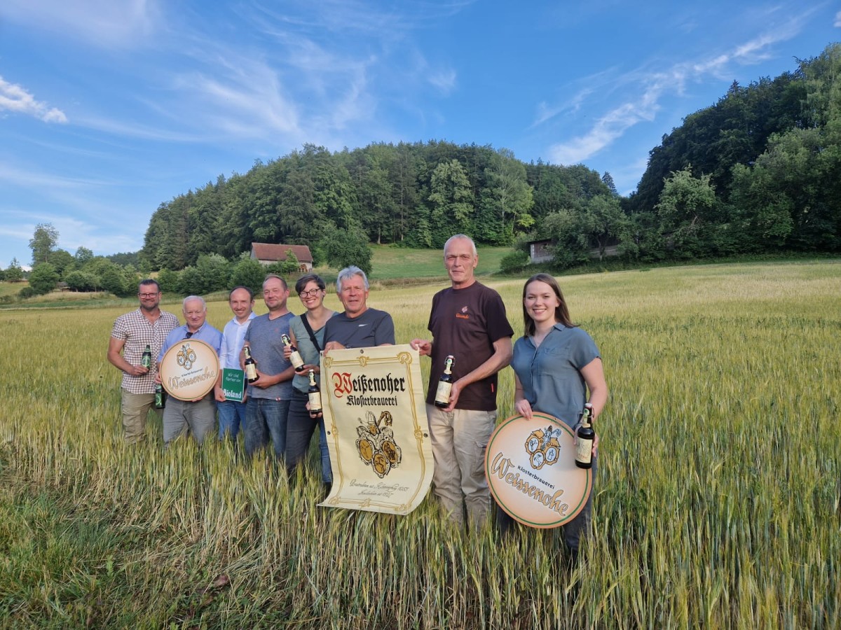 Gruppenfoto vor der Bio-Braugerste für die Klosterbrauerei Weißenohe. Von links: Michael Breitenfelder, Rudolf Braun, Maximilian Wilfer, Thorsten Hofmann, Lisa Distler, Josef Schrüfer, Urban Winkler, Andrea Maußner