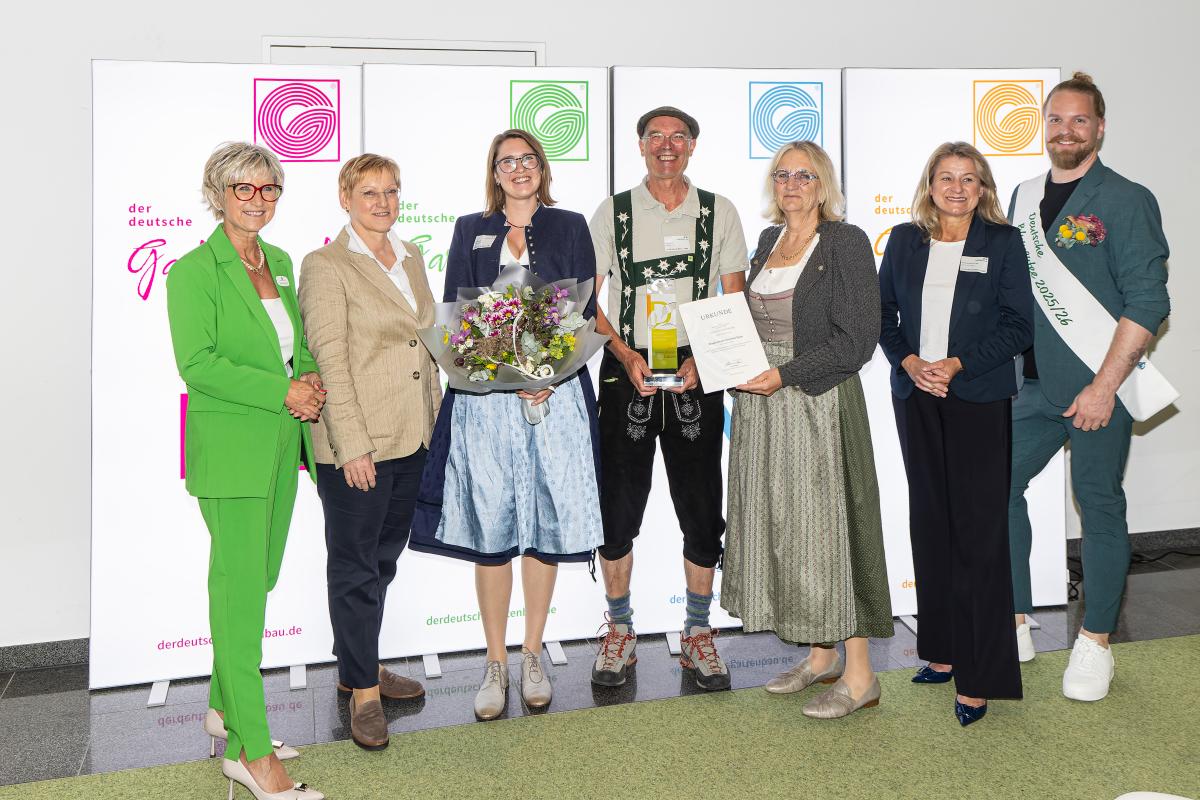 reisverleihung Innovationspreis Gartenbau 2026: Eva Kähler-Theuerkauf(ZVG), Christel Jagst (BMLEH), Eva-Maria Herb, Christian Herb, Sonja Herb, Mechthild Wittman MdB und Hannes Schrader (Blumenfee 25/26)