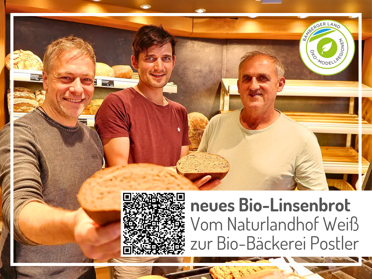 drei Männer halten jeweil einen halben Brotlaib in die Kamera