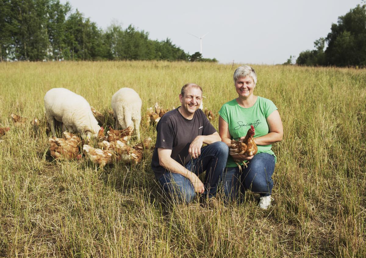 Roland und Kathrin Kastner bei ihren Hühnern