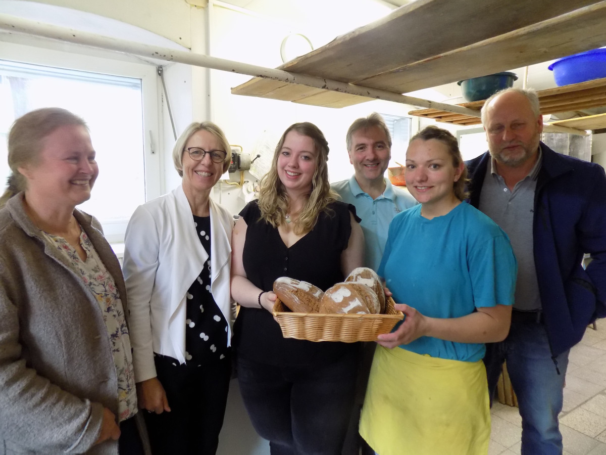 Präsentieren das biozertifizierte Tenglinger Landbrot: Bürgermeister Ursula Haas, Bäcker-Azubi Magdalena Wenig, Bäckermeister Ernst Wenig, Bäckergesellin Steffi Baumgartner und Bio-Bauer Franz Obermeyer.