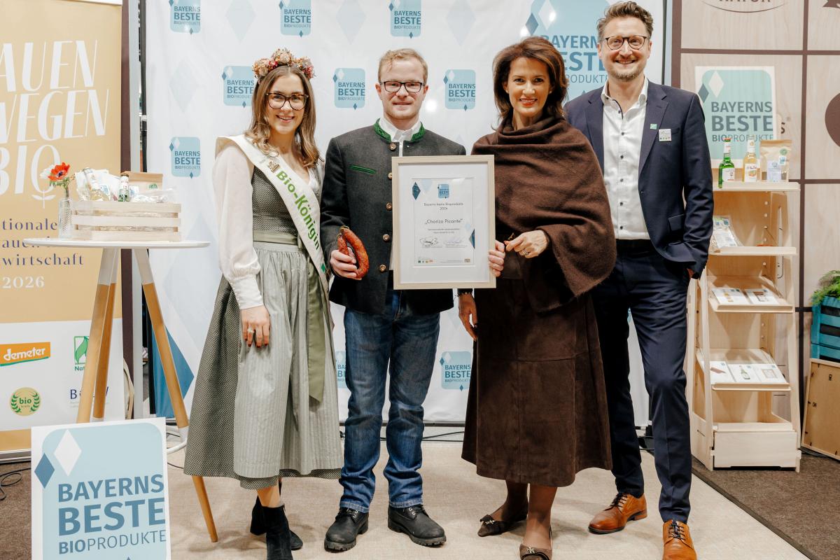 Urkundenübergabe zu "Bayerns besten Bioprodukt" an Nico Demleitner, Metzgermeister bei den Herrmannsdorfer Landwerkstätten