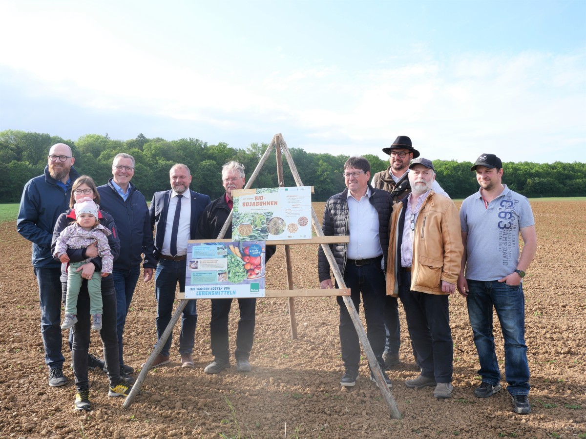 Landwirt Johannes Römert mit interessierten Beuschern auf dem Weizenfeld