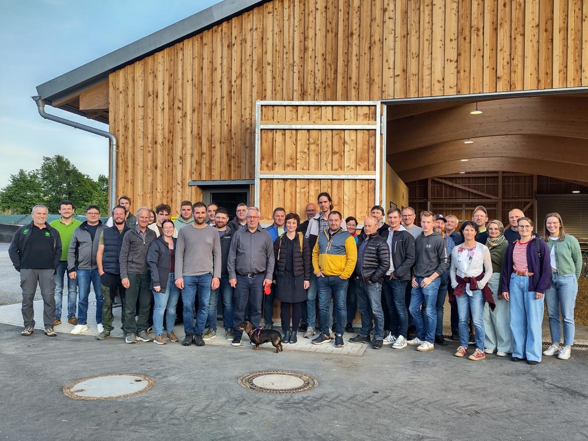Biobauern stehen vor dem neuen  Kälberstall im Staatsgut Kringell