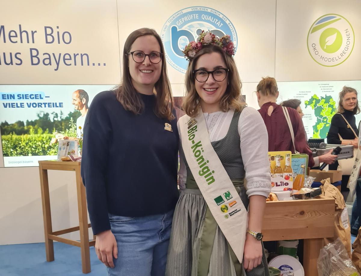 Veronika Stanglmayr und Bio-Königin Anna-Lena II. am Stand der Öko-Modellregionen