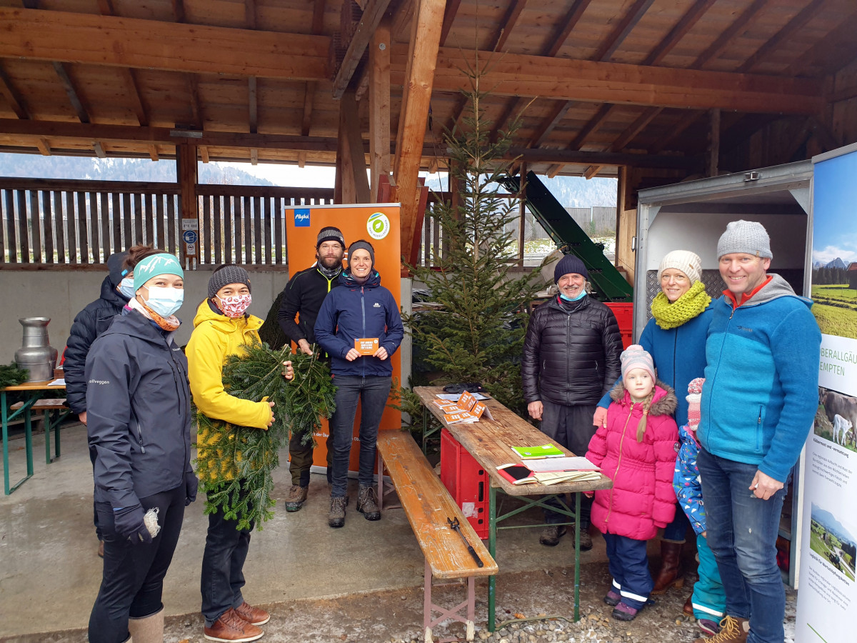 Zufriedene Direktvermarkter bei der Baum & Braten Aktion: (v.r.n.l.) Martin und Jessica Gehring mit ihren Kindern, Uli Leiner, Sarah Diem und Stephan Immler, Angie Kaufmann, Franziska Kaulfuß