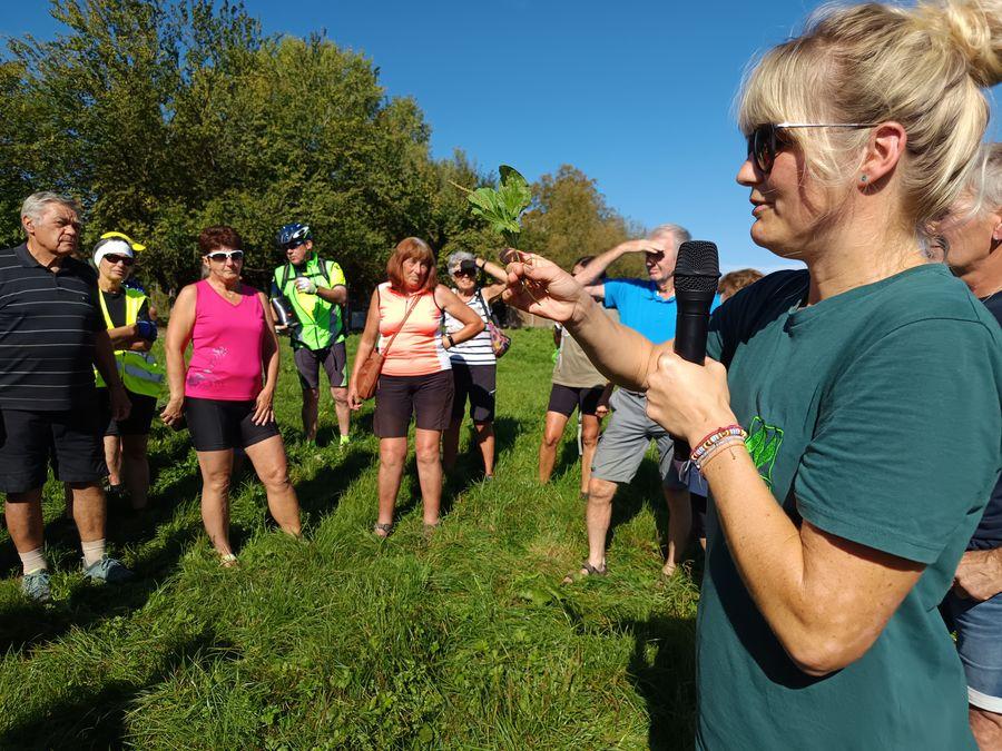 Grünlandexpertin Vroni Wolf von Naturland, dem Verband für ökologischen Landbau, erläuterte die Vorteile der Kurzgrasweide Sie liefert nährstoffreiches Futter und schafft Lebensraum für Insekten.