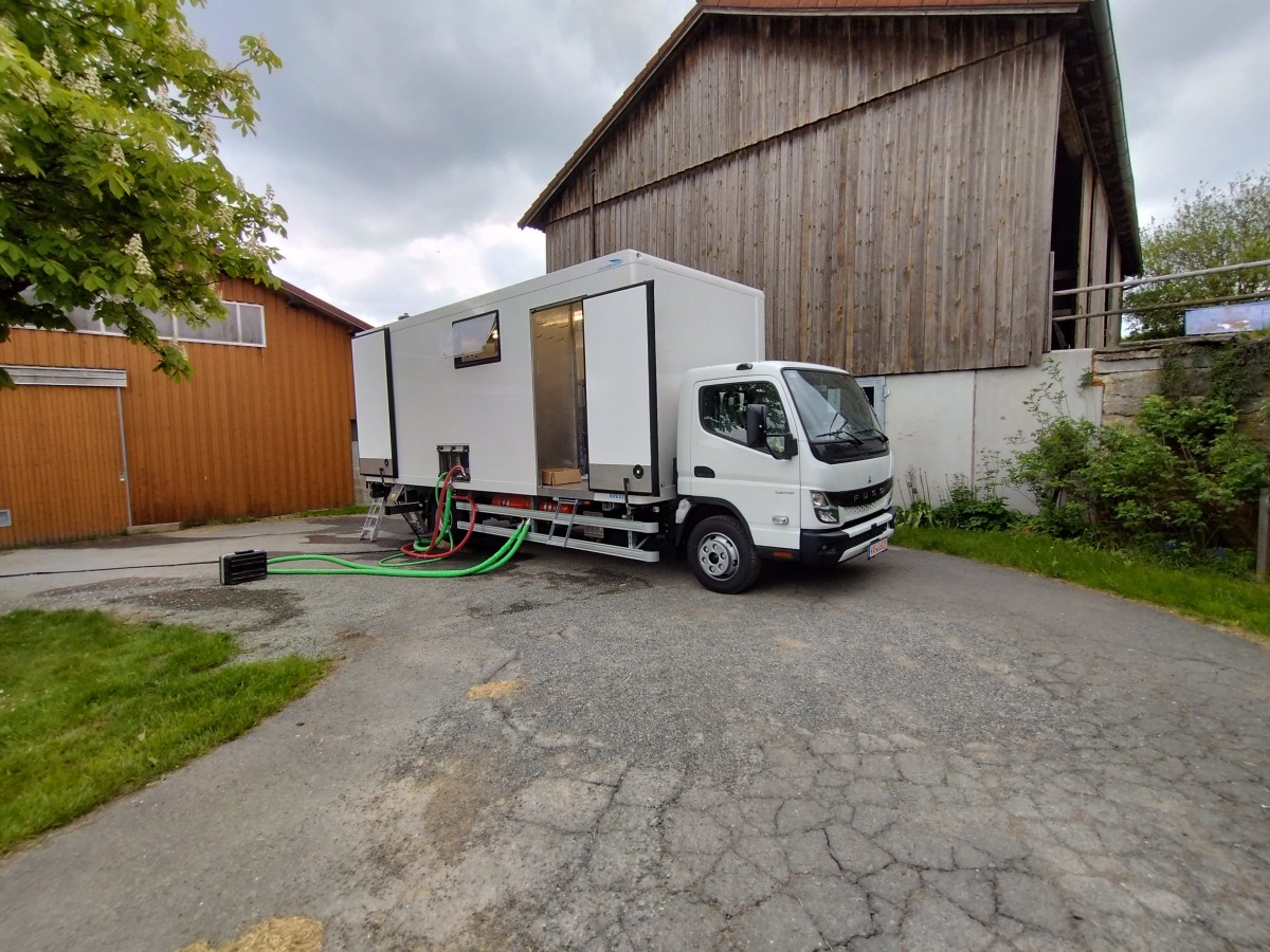 LKW steht auf dem Hof eines Landwirtschaftsbetriebes