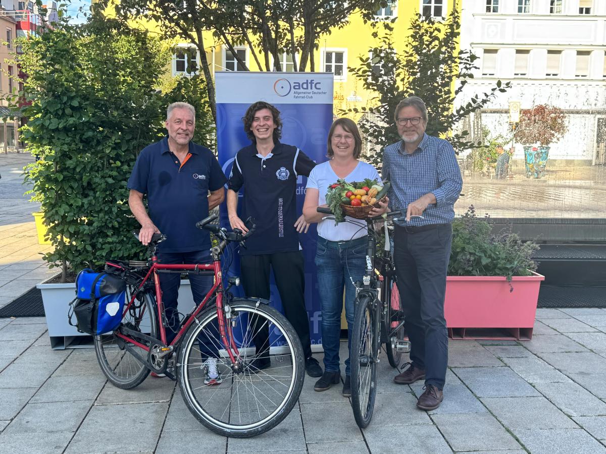 Radtouren auf direktvermarktende Bauernhöfe im Rahmen der Neumarkter Nachhaltigkeitswochen 2025 bieten Olaf Böttcher, ADFC, Fabian Heinke, Jugendbeirat Stadt Neumarkt, Sandra Foistner, ÖMR  und Ralf Mützel, Amt für Nachhaltigkeit an.