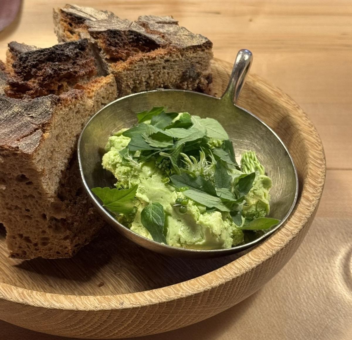 Brot mit Butter mit Kräutern