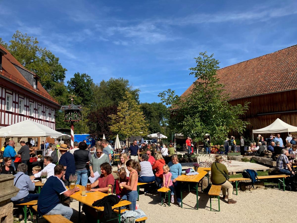 lebhaftes Treiben der BEsucher auf dem Bio-Regionalmarkt