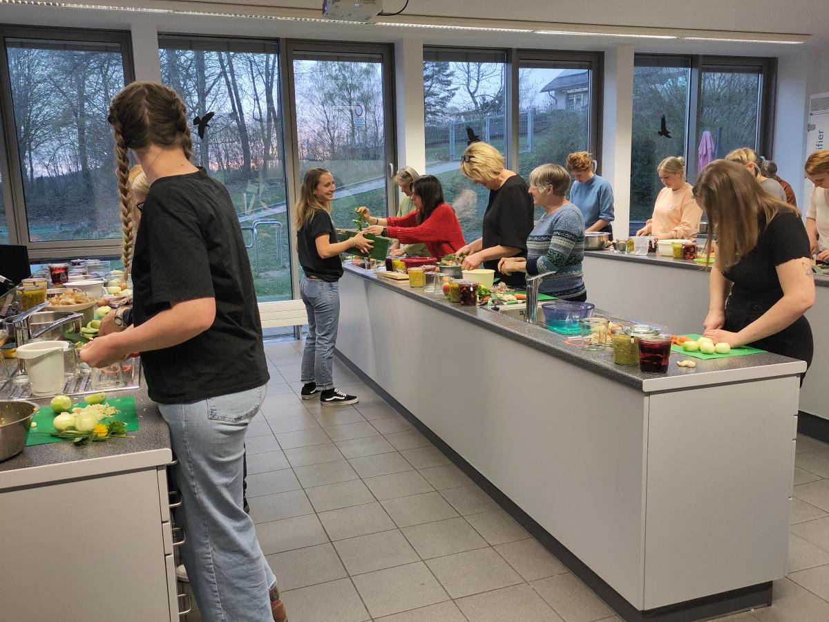 Teilnehmerinnen beim Fermentationsworkshop der Öko-Modellregion Passauer Oberland