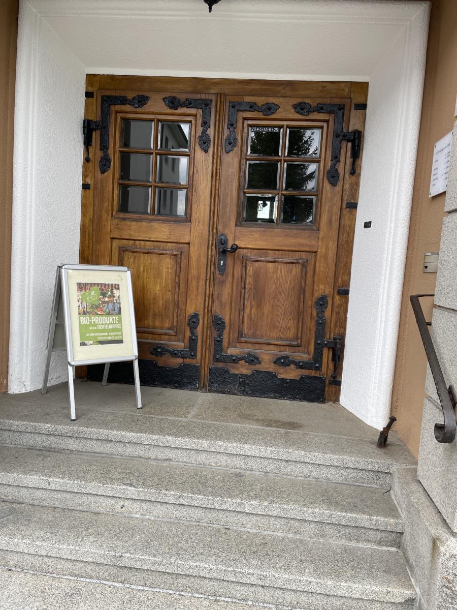 Schild mit Werbung