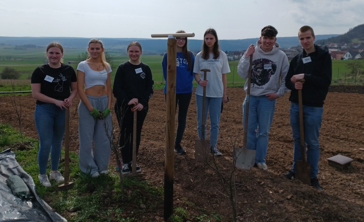 Gruppe Jugendliche um Greifvogelstange