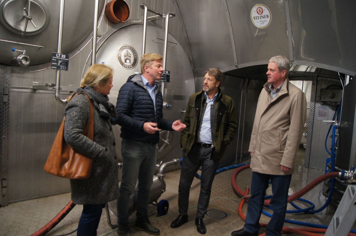 Geschäftsführer Markus Milkreiter (2. Von links) führte die Gäste (von links) Marlene Berger-Stöckl, Stephan Sedlmayer und Dr. Klaus Wiesinger durch die Brauerei.