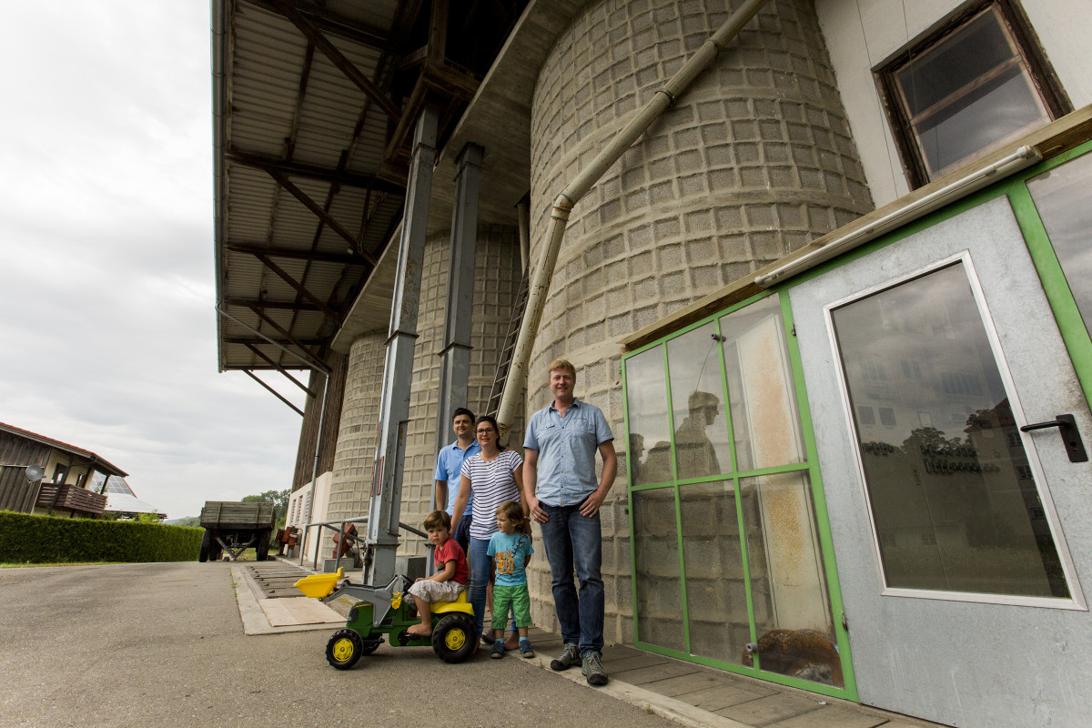 Bio-Lagerhaus Mussenmühle, von links: Markus und Burgi Huber mit Braumeister Markus Milkreiter.