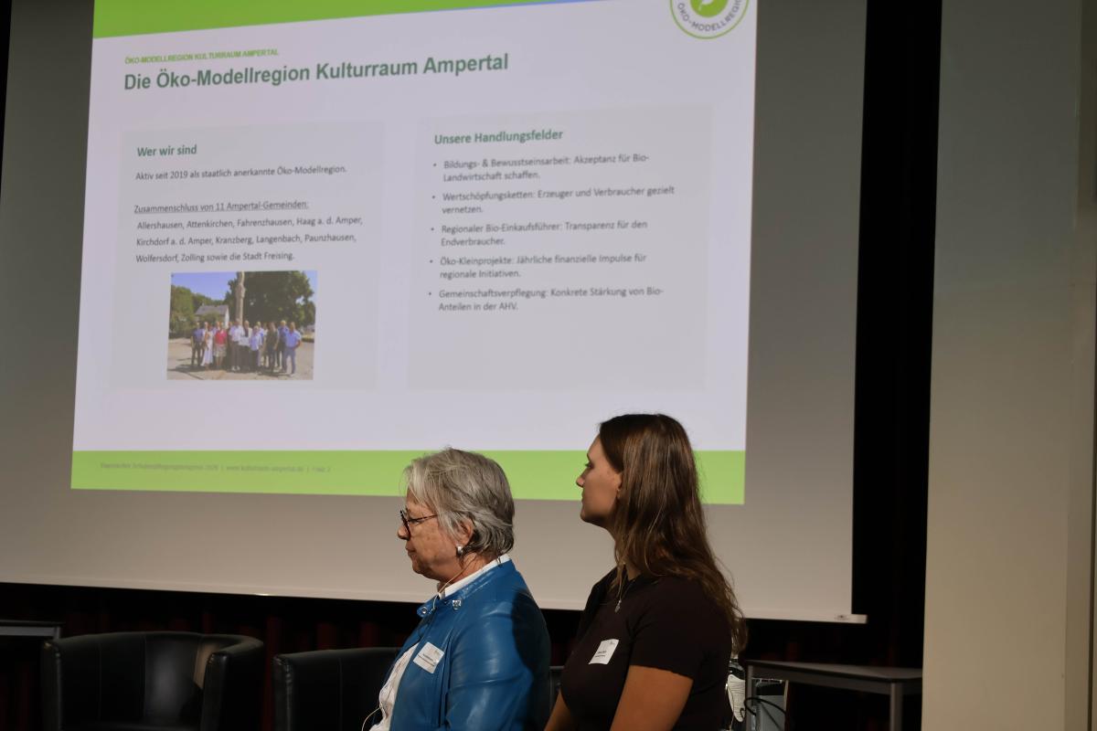 Susanne Hartmann (li) und Rebecca Mühl (re) beim bayerischen Schulverpflegungskongress