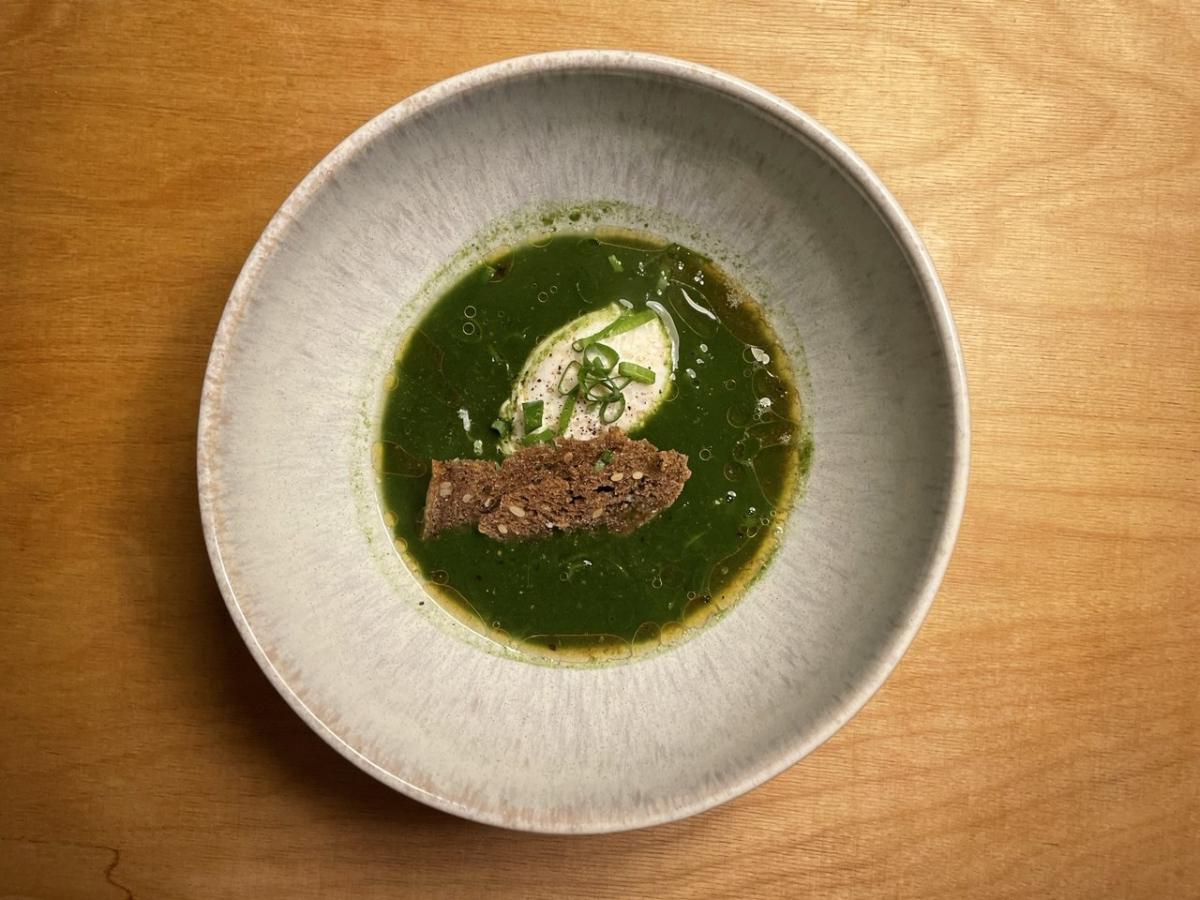 Spinatsuppe mit pochiertem Landei und Sonnenblumenbrotknusper