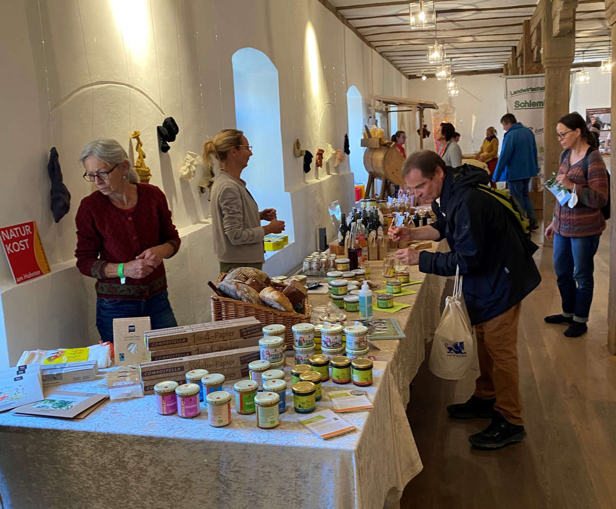 Besucher am Stand Naturkostladen