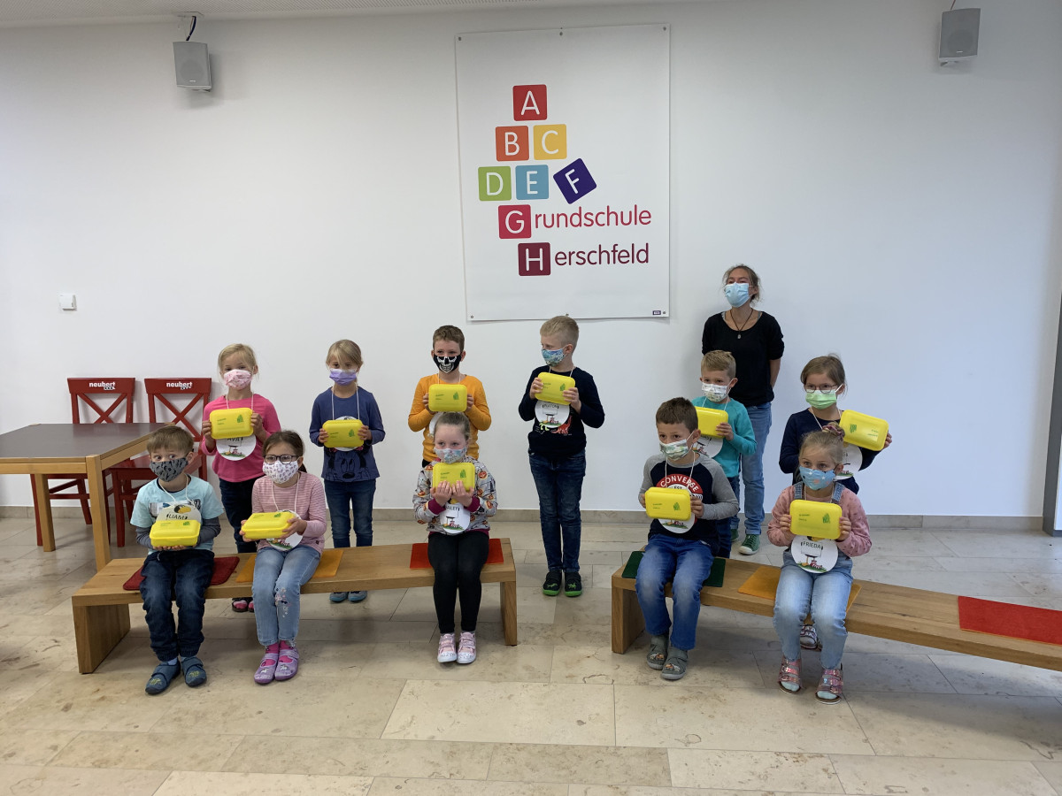 Kindergruppe mit Bio-Brotboxen und der Projektmanagerin