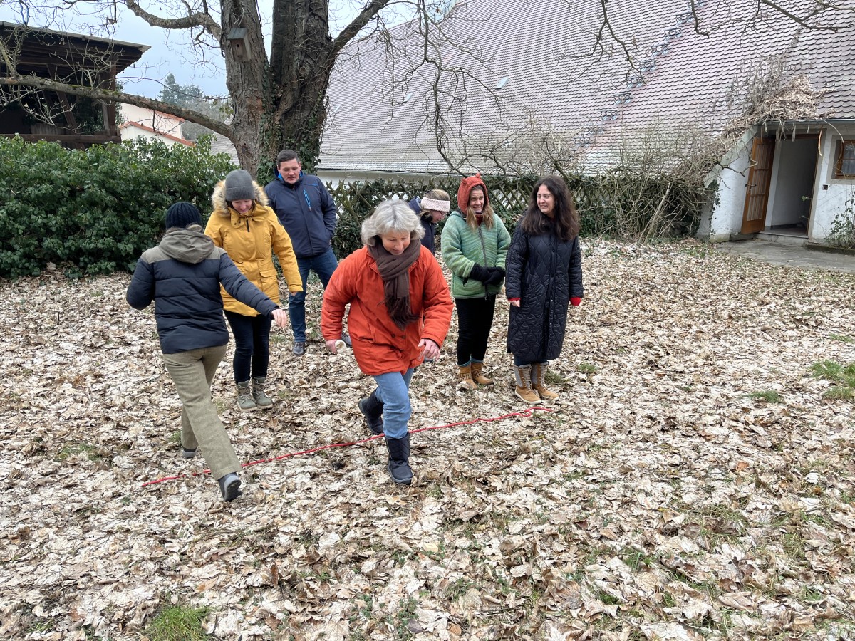 Rennende Menschen in einem Garten, ein Spiel spielend