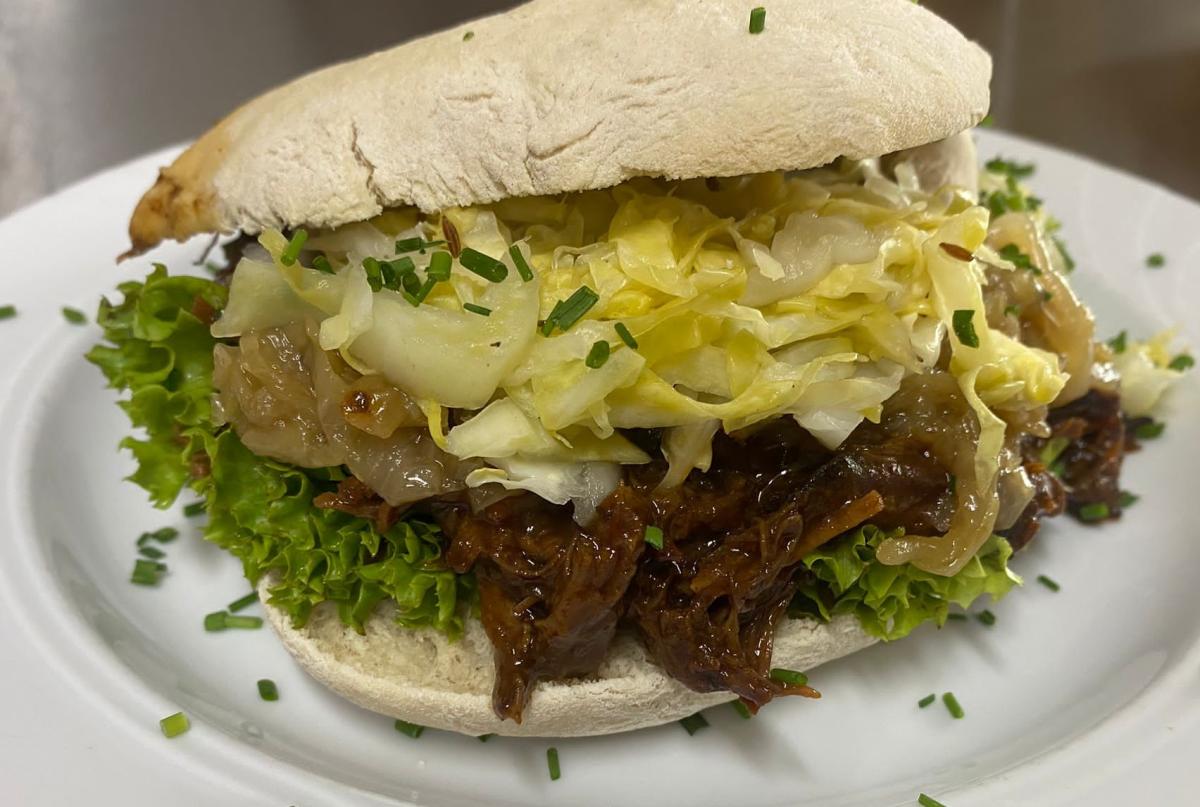 ein Ochsenfetzenburger schön auf einem Teller angerichetet