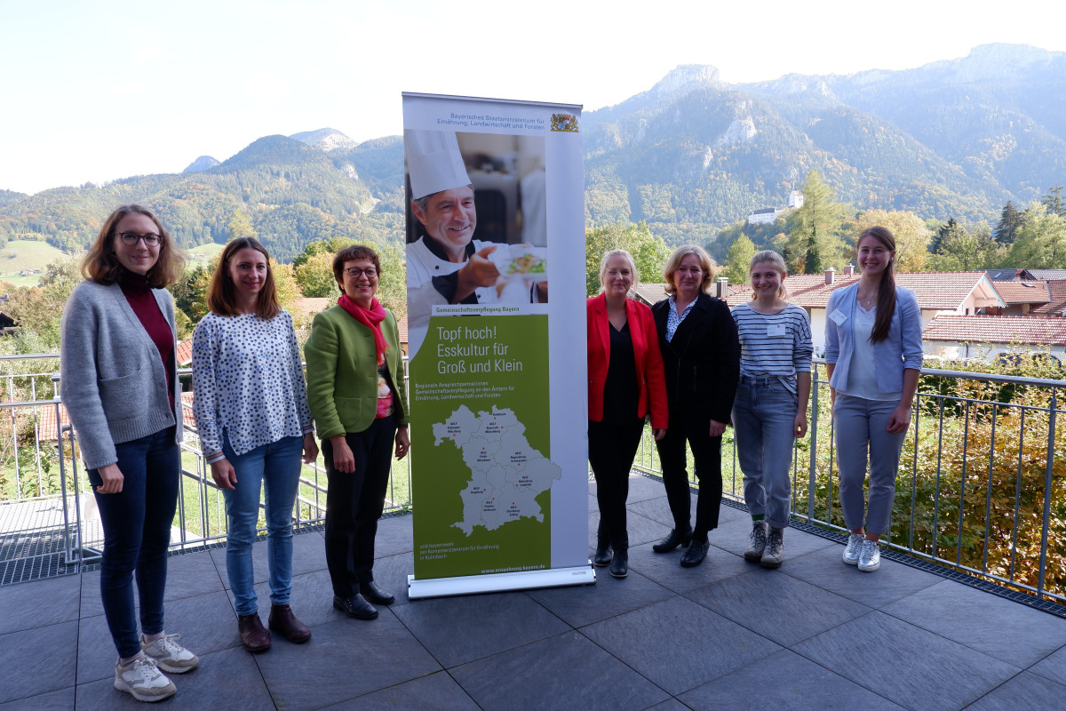 Gruppenfoto mit folgenden Personen: Verena Schlegel (Biocoachin), Stefanie Adeili (Ökomodellregion), Irmgard Reischl (AELF Ebersberg-Erding), Nadja Düvelmeyer (Klinikleitung), Sabine Nikels (Hauswirtschaftsleitung), Nane Kopczyk (Praktikantin) und Anna Pe