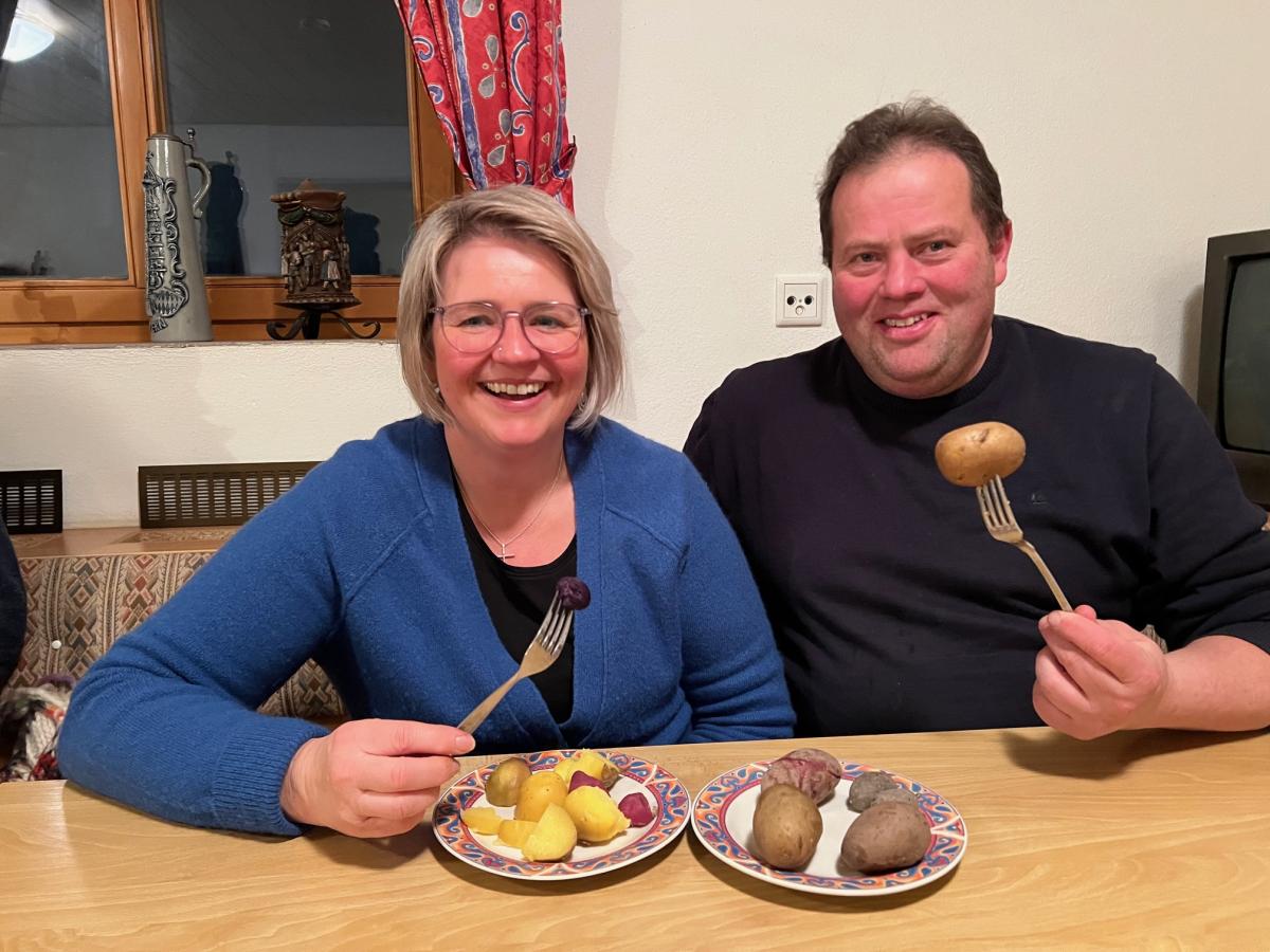 Georg Liebhard und seine Lebensgefährtin Adriane am Tisch haben Teller mit Kartoffeln vor sich