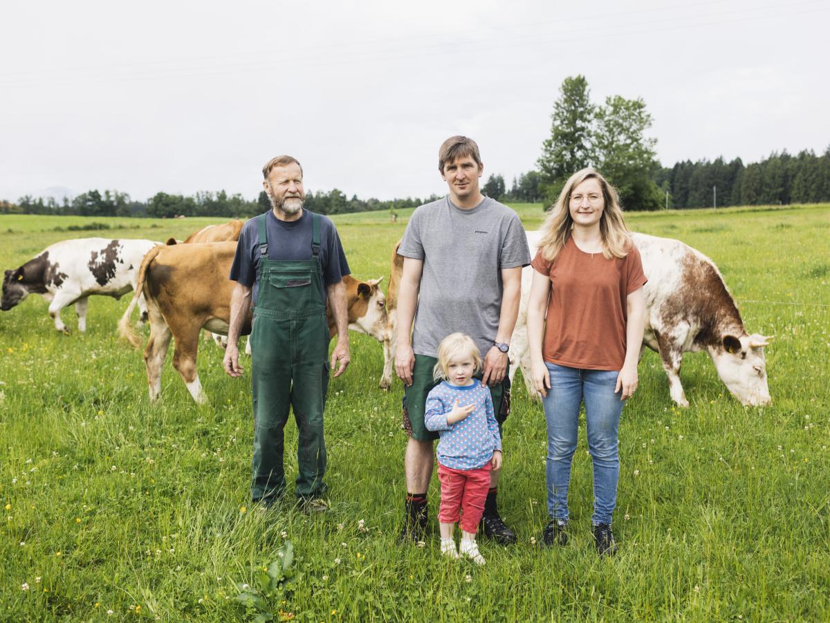 250603 Heini Thaler und Familie Danzl vor ihren Kühen