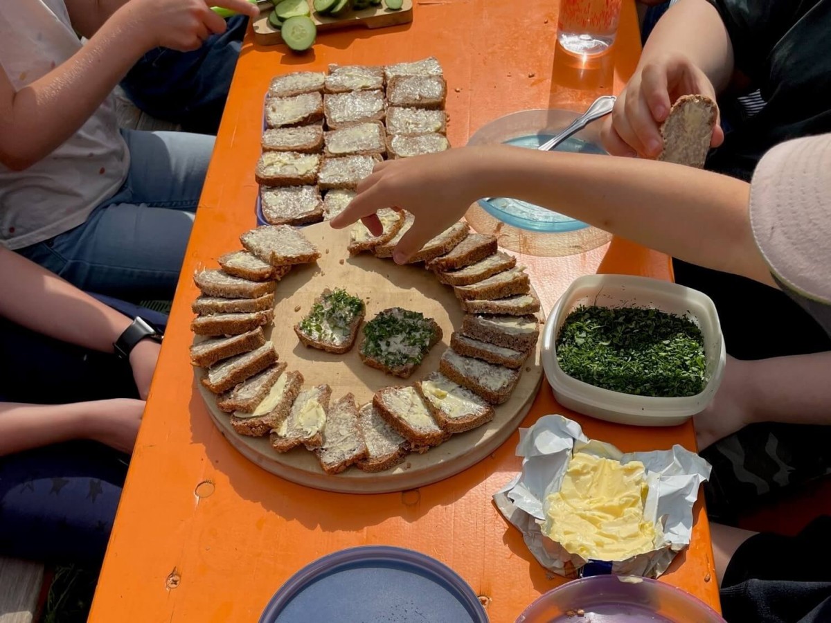 Butterbrote mit Schnittlauch auf einem Tisch