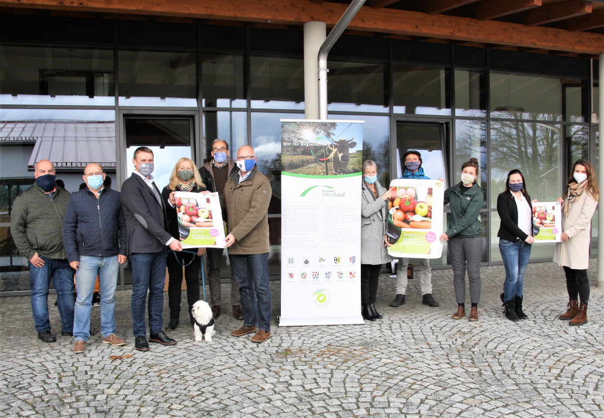 Koch Franz Schraml, Franz Wittmann, Josef Hasenöhrl, Gabriele Bergmann, Christian Grünberger, Rudolf Müller, Dorothee Trauzettel (AELF Landshut), Coach Bernhard Senkmüller, Barbara Messerer, Nadine Grünberger, Schulrektorin Evi Mesinger