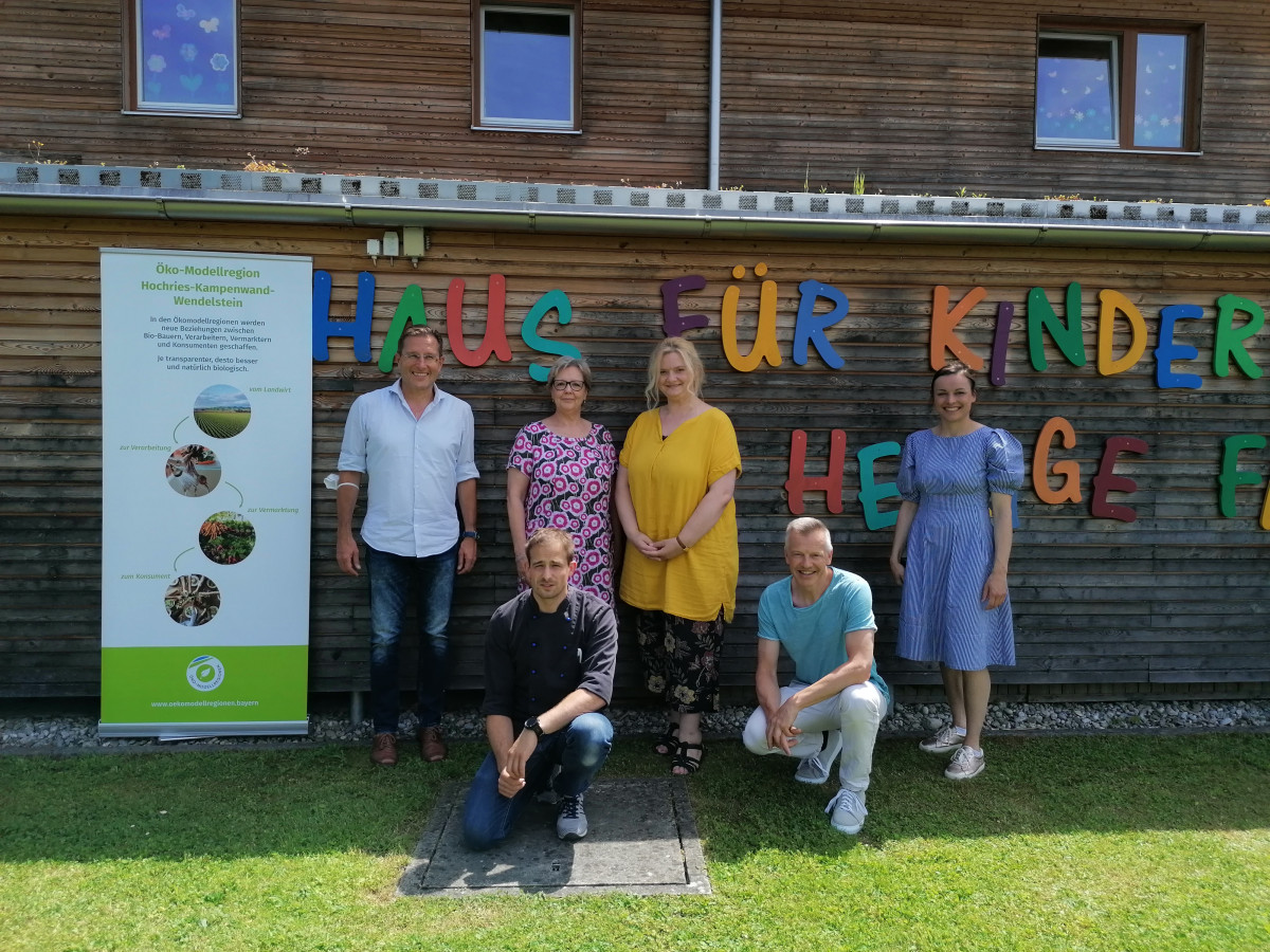 Teilnehmer des Coachings: Von links nach rechts: Leiter Kita-Verbund Inntal Markus Kahler, Küchenleiter Markus Schuler, Kita-Leiterin Birgit Kreipl, Erzieherin Christine Latta, Biocoach Hubert Bittl und Öko-Modellregionsmanagerin Irmi Prankl