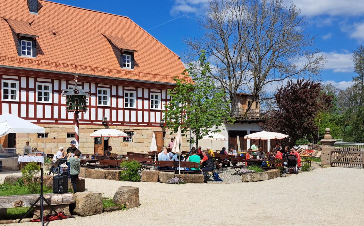 Gäste sitzen im Biergarten