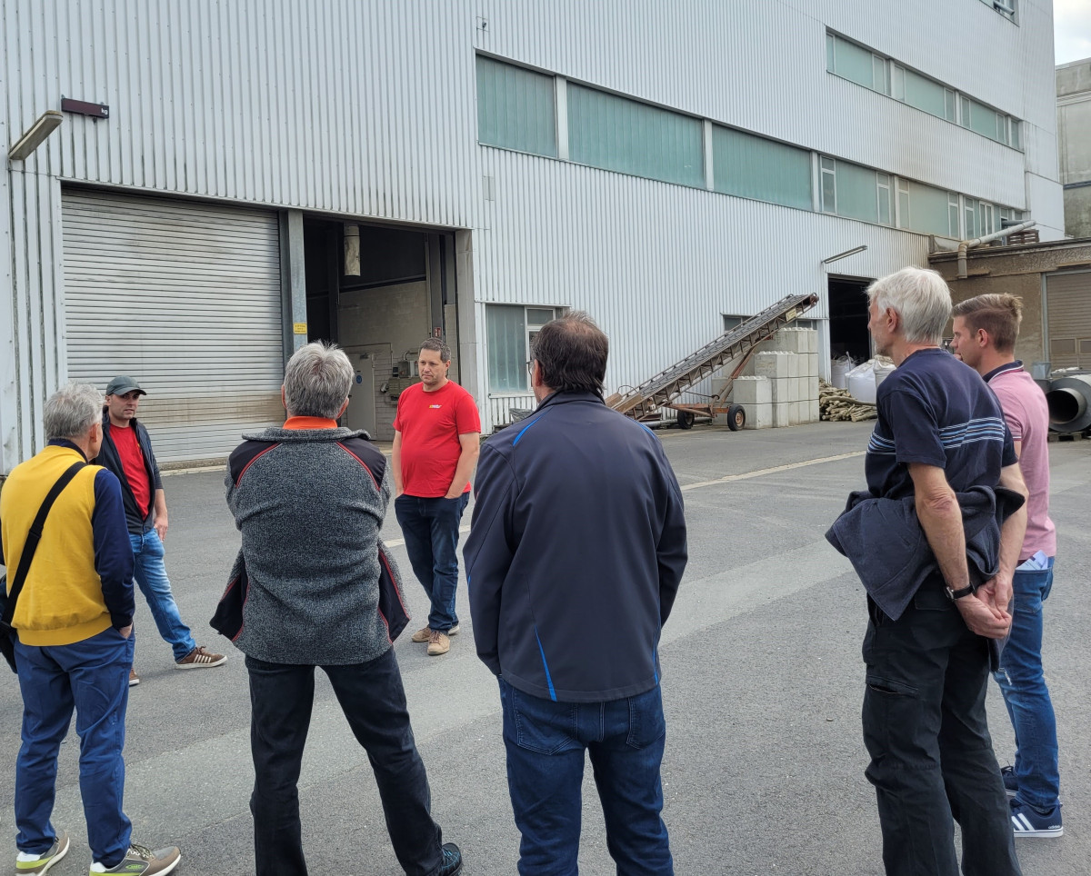 Gruppe steht vor dem Lager von sonatur