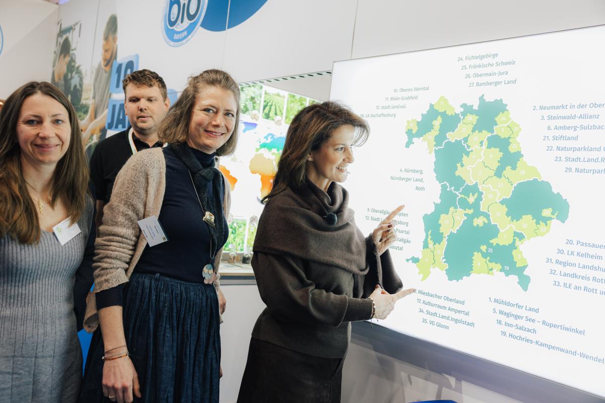 Ministerin am Messestand