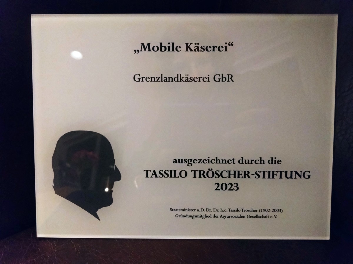 Schild mit Aufschrift der Tassilo-Tröscher Stiftung