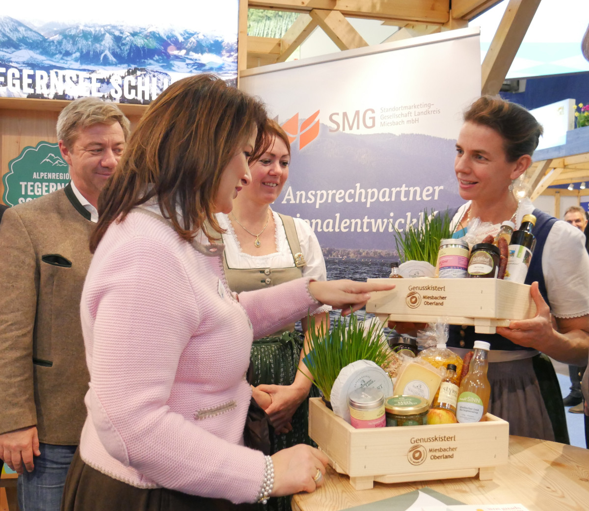 Landwirtschaftsministerin Kaniber freut sich über ein Genusskisterl