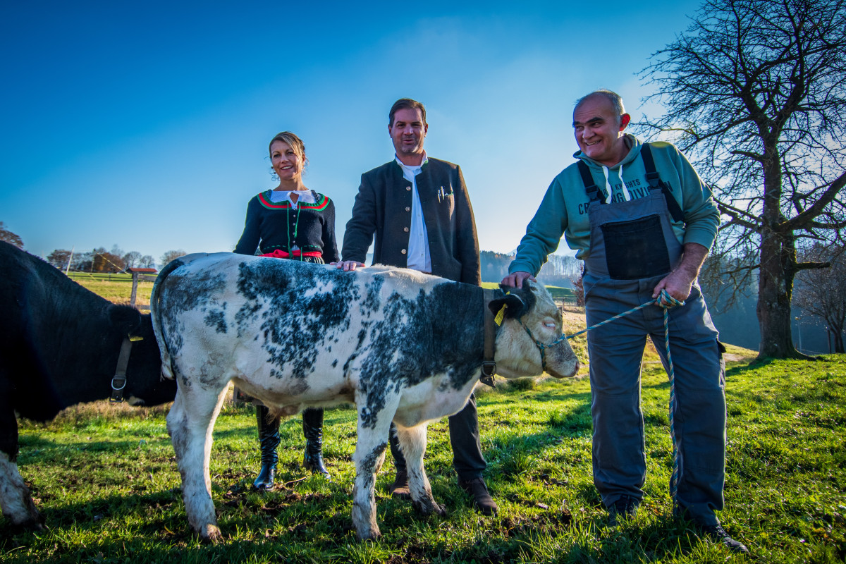 Naturland-Landwirt Hans Koch (rechts) mit Monika Maria Seidenfuß-Bauernschmid und Steffen Mezger vom biozertifizierten WellnessNaturResort Gut Edermann in Teisendorf.