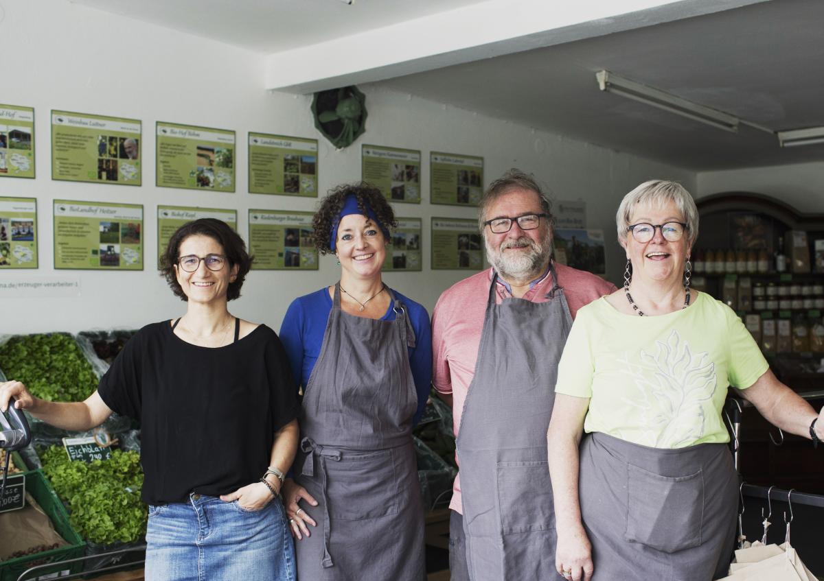 Vier Personen im Inneren eines Ladens