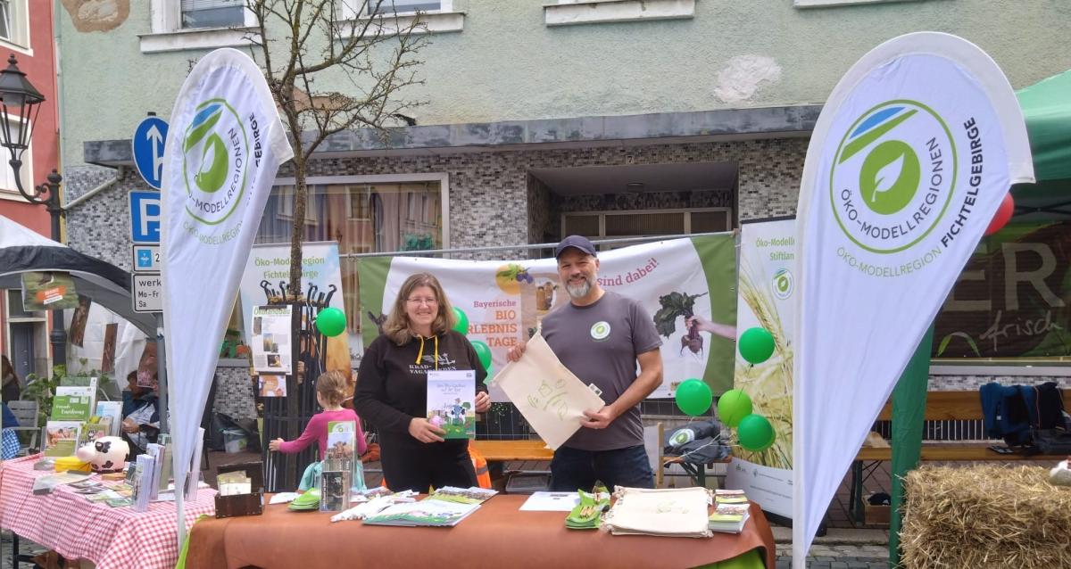 von li. nach re. vertreten für die Bayrischen ÖMRs Projektmanerin Antje Grünert & ÖMR Fichtelgebirge Projektmanager Daniel Buslapp